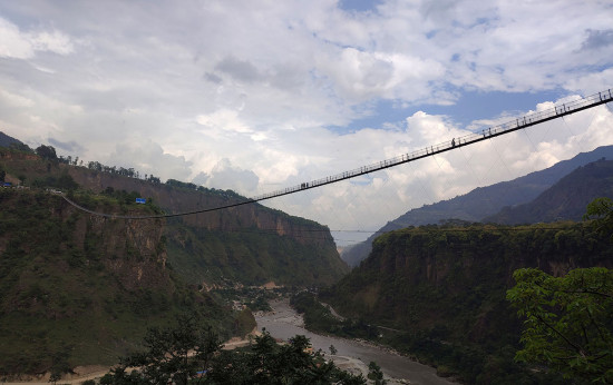 बागलुङ र पर्वत जोड्ने पुलमा पर्यटकको घुइँचो