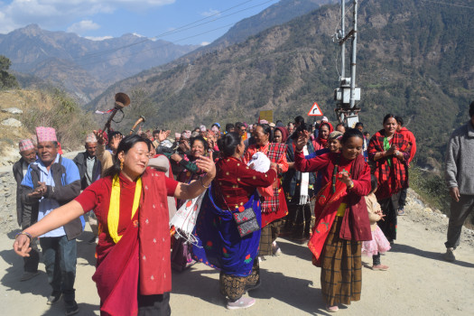 अक्करे भिरमा ढलान सडक बनेपछि गाउँमा नाचगान