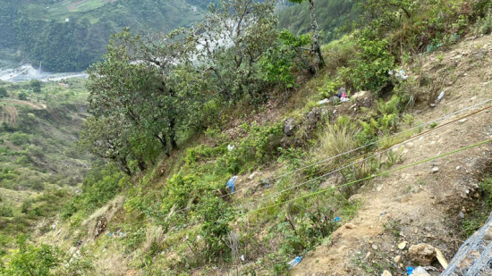 दक्षिणकालीको भीरमा दुईजनाको शवसँगै भेटियो क्षतविक्षत मोटरसाइकल