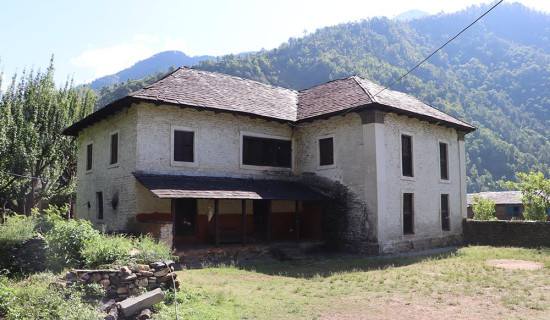 गलकोट दरबारमा पर्यटकको आकर्षण