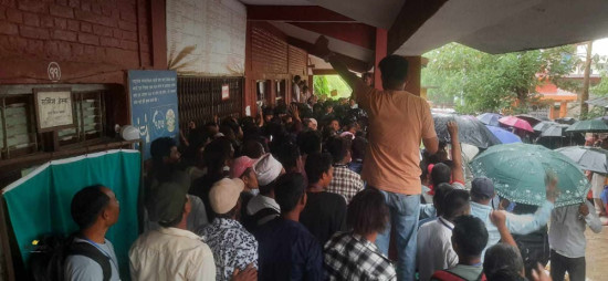मालपोत र नापी कार्यालयमा तालाबन्दी भएपछि प्रहरीद्वारा अश्रुग्यास प्रहार