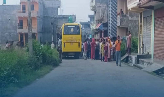 तुलसीपुरमा स्कुल बसको ठक्करबाट २ वर्षीय बालकको मृत्यु