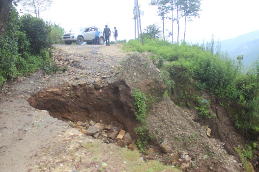 मान्द्रेमा वर्षाले क्षति पुर्‍याएको ग्रामीण सडक