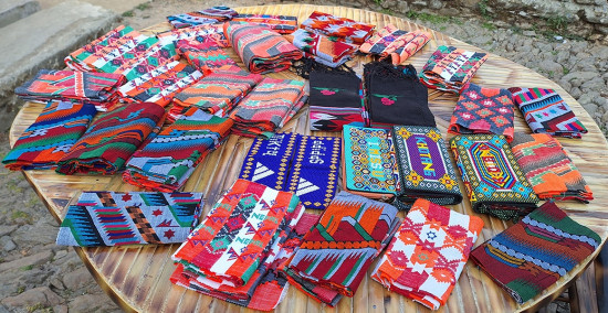 बिकेनन् कैदीले बनाएका ढाका टोपी