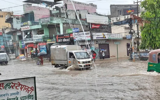 वर्षाले धनगढी जलमग्न