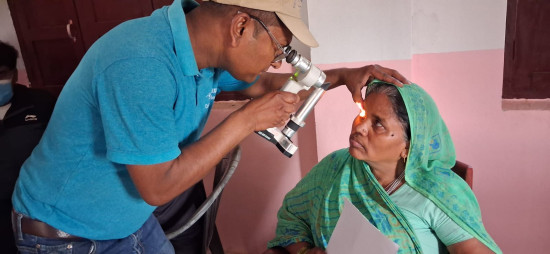 ज्योति विकास बैंकले फर्कायाे, सप्तरीका ७० जनाको आँखाकाे ज्योति