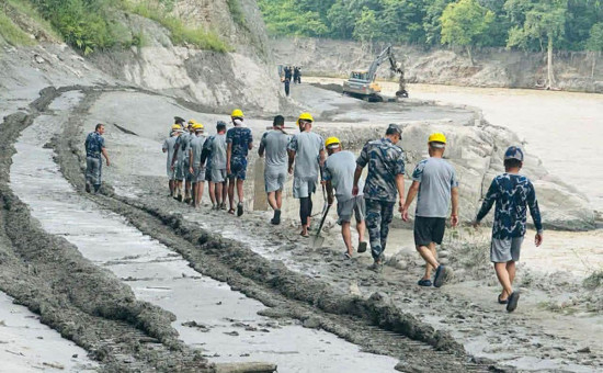 भोटेकोशी बाढीमा सम्पर्कविहीन हुनेको संख्या बढ्दै