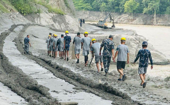 भोटेकोशी बाढीपछि पाँच हजार सम्पर्कविहीन