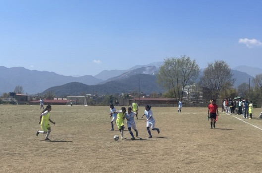 जो इशाराको भरमा फुटबल खेल्छन्