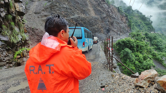 रास्वपाका कार्यकर्ता वाकीटकी लिएर पहिरो पन्छाउन खटिएपछि...