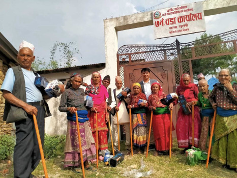 वृद्धवृद्धालाई लौरो, रेडियो र थर्मस