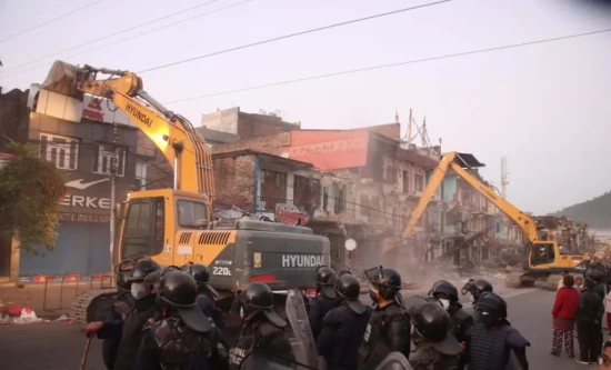 हेटौंडाको मुख्य सडक विस्तारः भग्नावशेष हटाउन जुटे स्थानीय र व्यवसायी