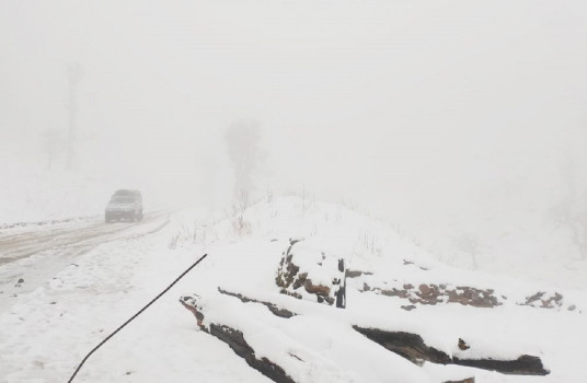 हिमपातका कारण मध्यपहाडी लोकमार्ग अवरुद्ध