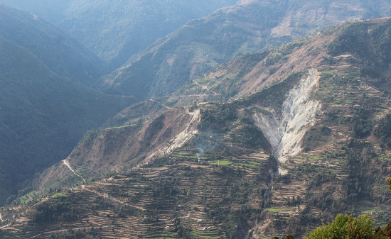 बर्खा लागेपछि रित्तिन थाल्छ हुल्दी गाउँ