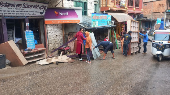 तम्घासको शहिदचोक क्षेत्रमा अनाधिकृत संरचना हटाइँदै