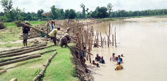 तटबन्धमा जुटे भजनीका स्थानीयवासी