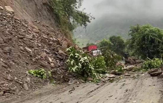 ज्यामिरेघाटमा पहिरो खसेपछि पृथ्वी राजमार्ग अवरुद्ध