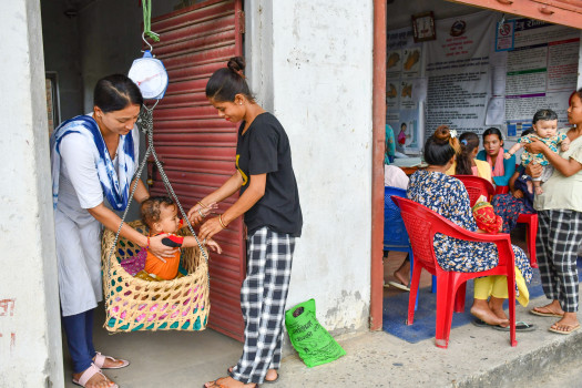 बच्चाको तौल नाप्ने झोलुंगो