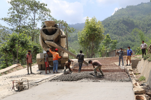 सिगाना बरेङ पुग्ने सडक ढलान गरिँदै