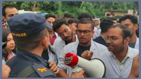 केएमसीमा कुटिए डाक्टर, विरोधमा सेवा बन्द