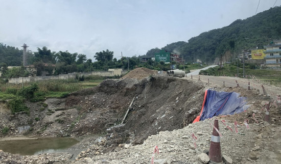 तनहुँको शेरामा वर्षाका कारण भासिएको सडक