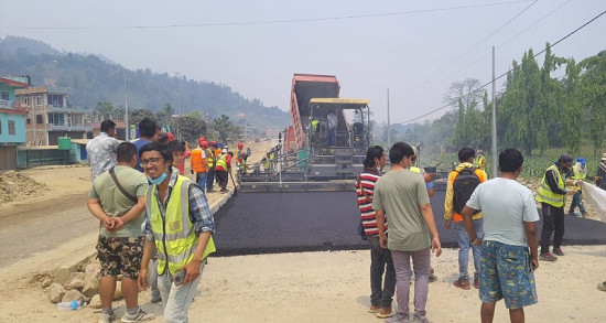 पृथ्वी राजमार्गमा कालोपत्रे गरिँदै