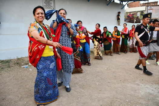 भूमे नाच्दै सञ्चारमन्त्री