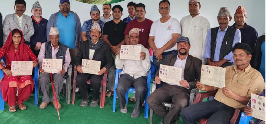 डढेलधुराको अजयमेरुमा लालपुर्जा वितरण, ७ अव्यवस्थित परिवार बने जग्गाधनी