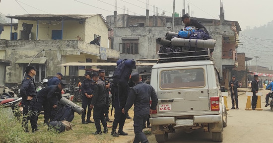 मतदान केन्द्रमा जाने तयारीमा सुरक्षाकर्मी