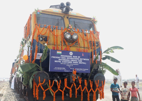 दुई प्रधानमन्त्रीले हरियो झण्डा हल्लाएपछि विराटनगर आइपुग्यो रेल