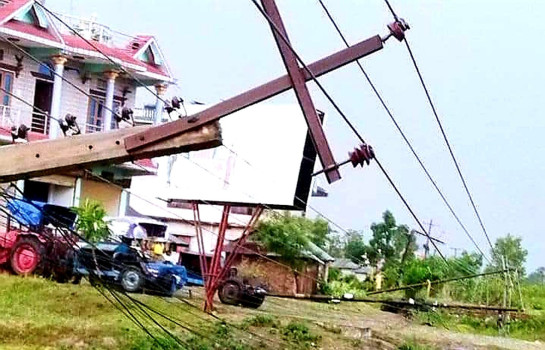 सुन्दरहरैँचामा हावाहुरीले ढाल्यो बिजुलीका पोल