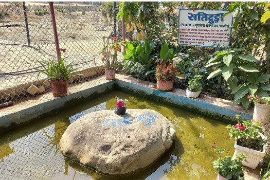 अर्घाखाँचीको त्रिवेणीधाममा रहेको सती ढुंगा