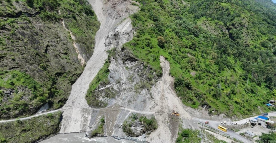 फापरखेतको पहिरोले पश्चिम म्याग्दीको यातायात प्रभावित