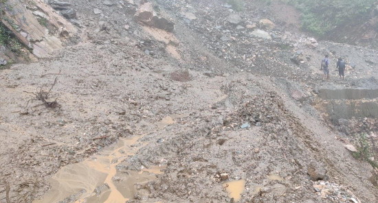 पहिरोले दार्चुला-गोकुेलेश्वर सडक अवरुद्ध