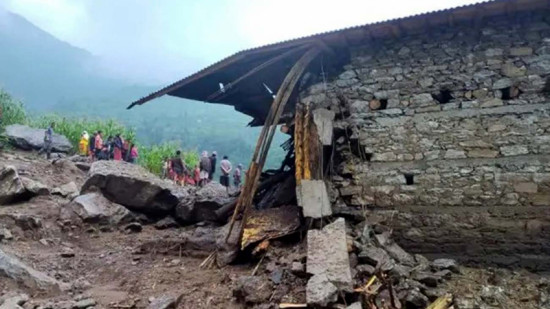 ताप्लेजुङका पहिरोपीडितलाई राहत वितरण