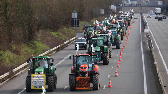 किसान आन्दोलनका कारण पेरिसका मुख्य राजमार्ग अवरुद्ध
