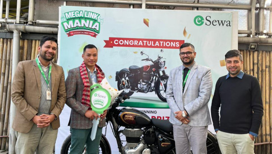 इसेवाबाट भुक्तानी गर्दा निरज थापाले पाए मोटरसाइकल