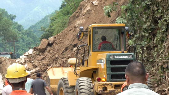 बागझोरामा पहिरो पन्छाउँदै एकतर्फी सडक सञ्चालन