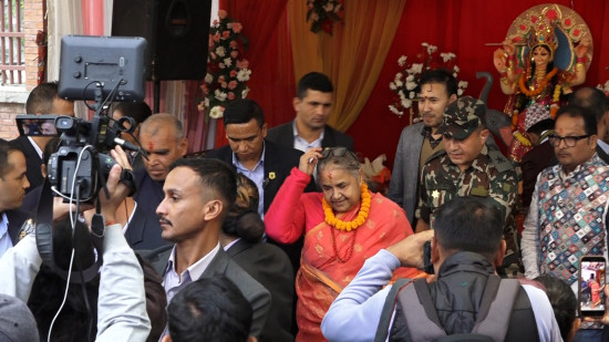 प्रधानमन्त्री कार्कीद्वारा कमलपोखरीमा छठीमाईको पूजा 