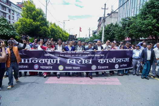कालोपट्टी बाँधेर विद्यालय शिक्षा विधेयकको विरोध