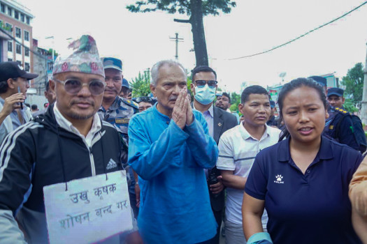 माधव नेपाल र बाबुराम भट्टराईद्वारा उखु किसानको आन्दोलनमा एक्यवद्धता