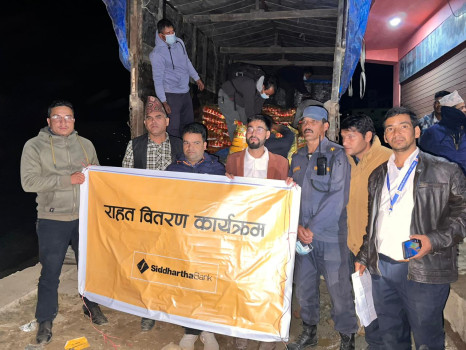 सिद्धार्थ बैंकद्वारा भूकम्प प्रभावितका लागि खाद्यान्न राहत सहयोग