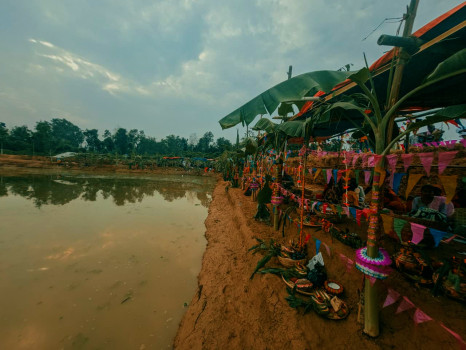 अस्ताउँदो सूर्यलाई अर्घ्य अर्पण गर्दै छठ पर्व मनाइयो