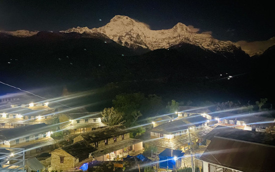 घान्द्रुकबाट राति यस्तो देखिन्छ अन्नपूर्ण