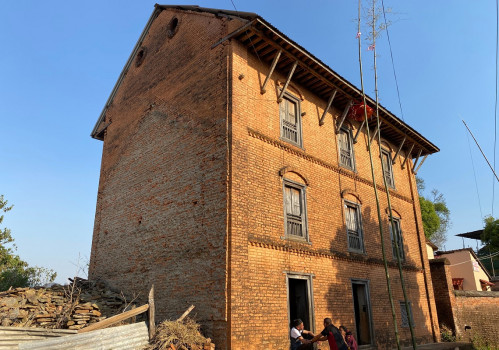 पुनःनिर्माणको पखाईमा द्वारे निवास