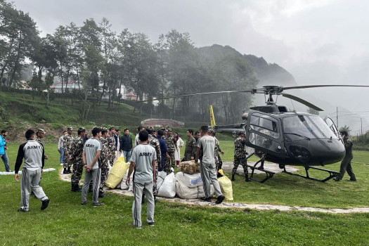 बाढी विस्थापित परिवारले पाए राहत सामग्री