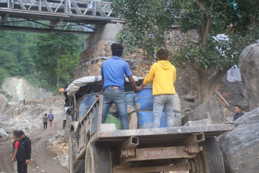 ट्याक्टरमा पेट्रोलियम पदार्थ ढुवानी गरिँदै