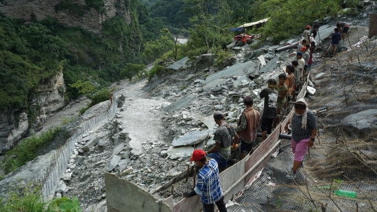 कालीगण्डकी करिडोरमा पहिरो रोकथाम गर्न रक एंकरिङ