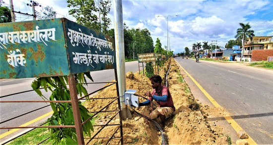 नेपालगञ्जमा सडकबत्ती निमार्ण गरिँदै