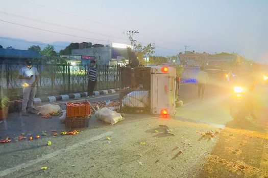 सुर्खेतमा दुर्घटना भएको तरकारी बोकेको गाडी